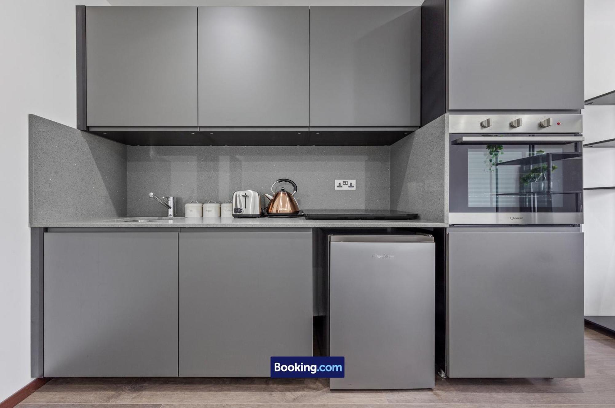 Stylish Studio Apt By Stay Smart Short Lets & Serviced Accommodation Woodstock With Free Wifi London Exterior photo