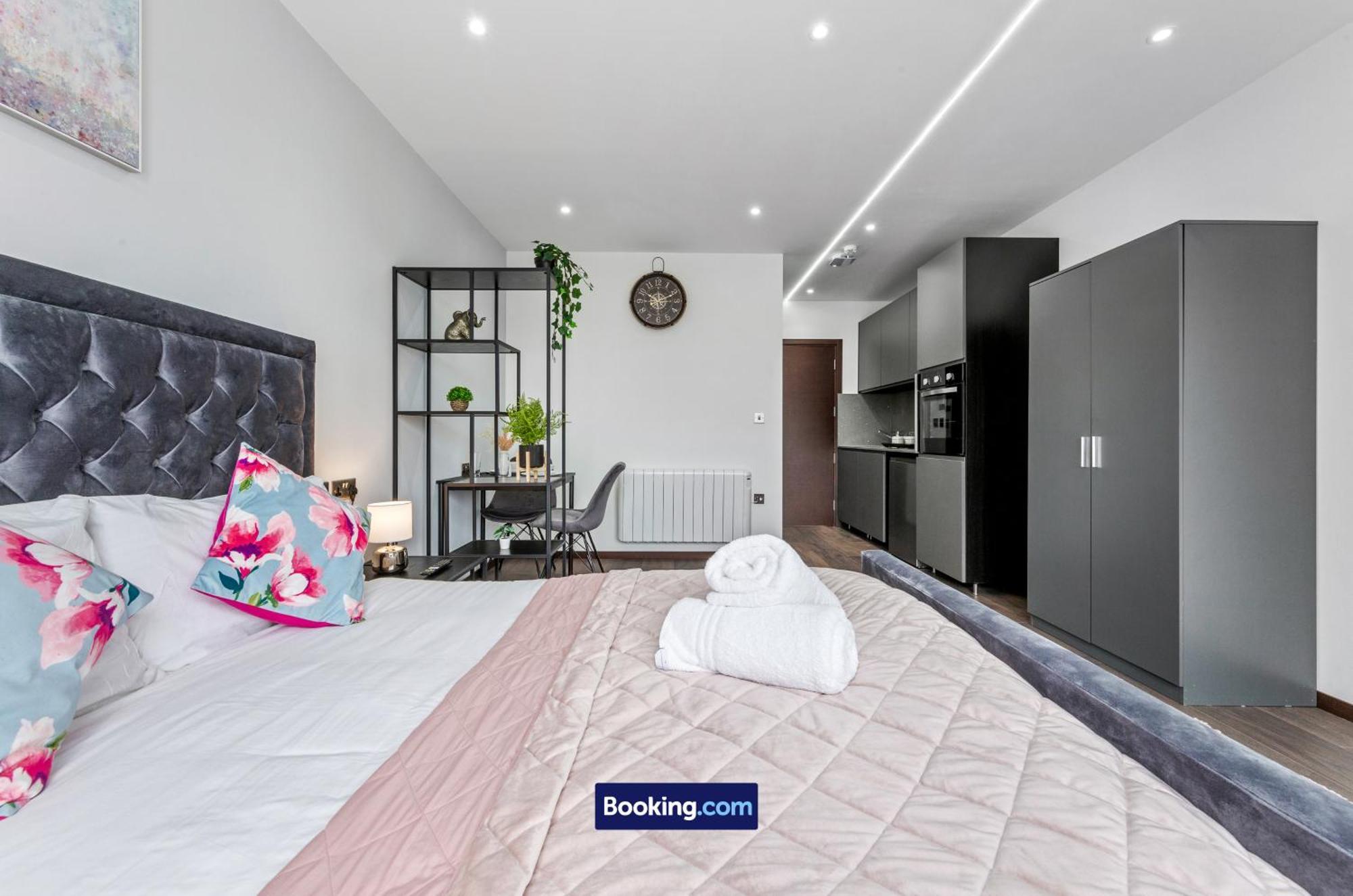 Stylish Studio Apt By Stay Smart Short Lets & Serviced Accommodation Woodstock With Free Wifi London Exterior photo