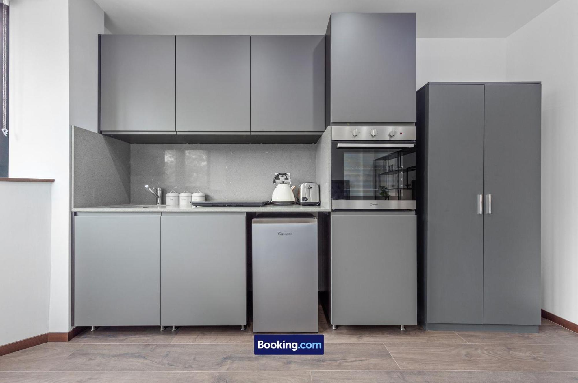 Stylish Studio Apt By Stay Smart Short Lets & Serviced Accommodation Woodstock With Free Wifi London Exterior photo